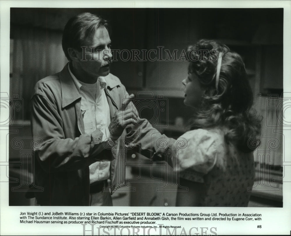 1985 Press Photo Jon Voight and JoBeth Williams star in &quot;Dessert Bloom&quot;-Historic Images