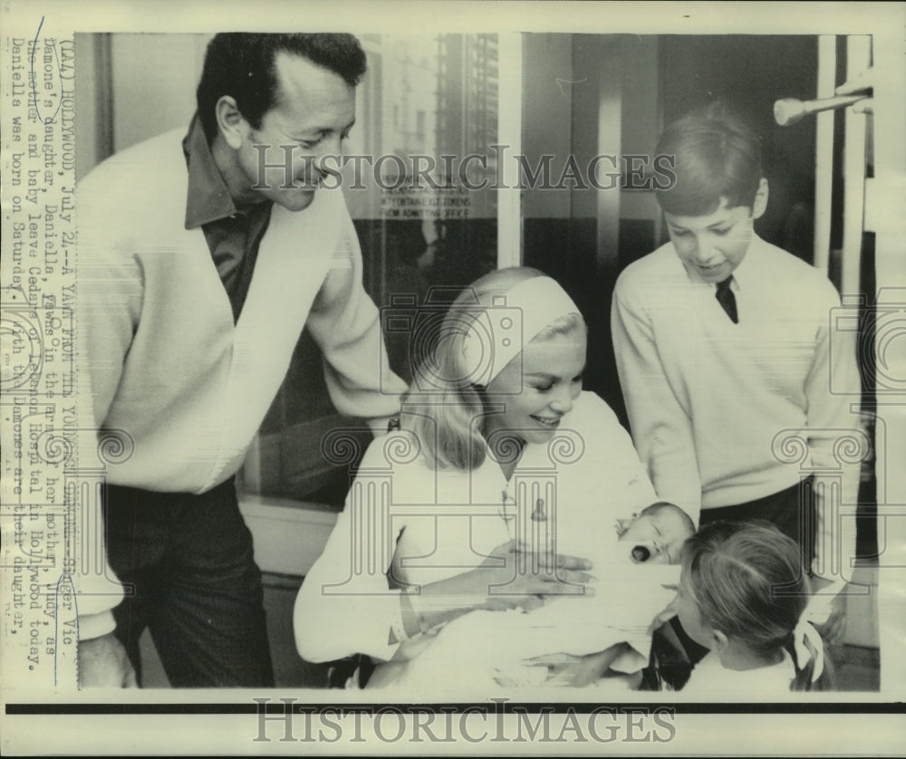 1968 Press Photo Singer Vic Damone with wife Judy &amp; new born daughter, Daniella-Historic Images