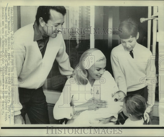 1968 Press Photo Singer Vic Damone with wife Judy & new born daughter, Daniella-Historic Images