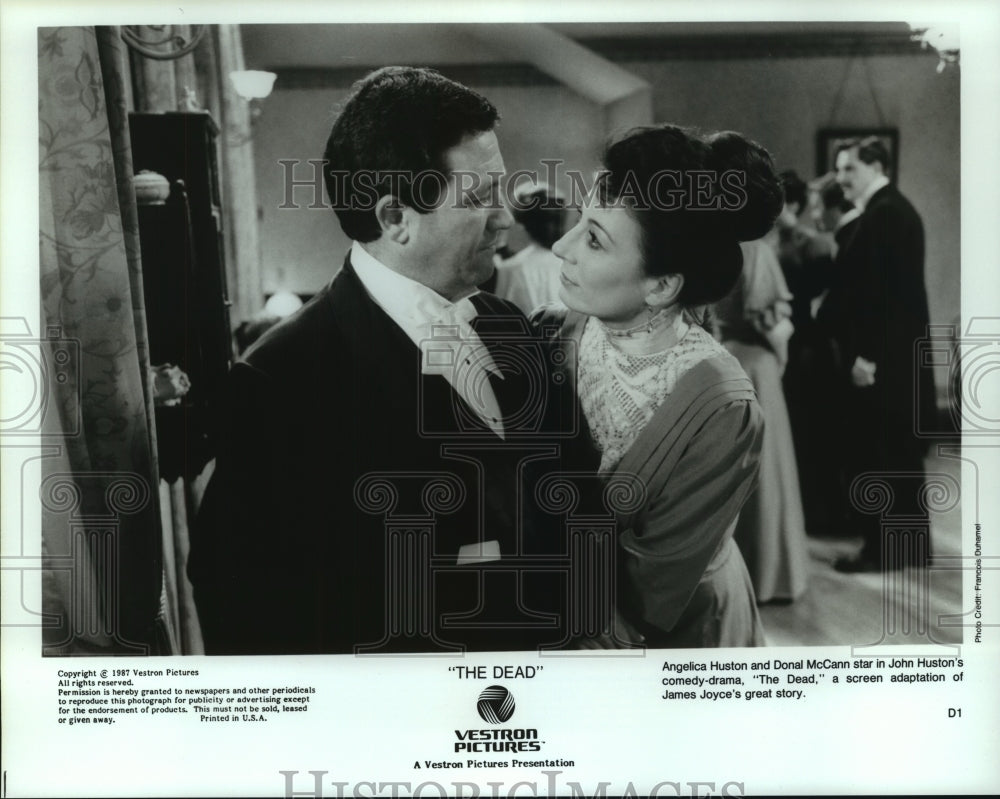 1988 Press Photo Anjelica Huston and Donal McCann in a scene from The Dead. - Historic Images