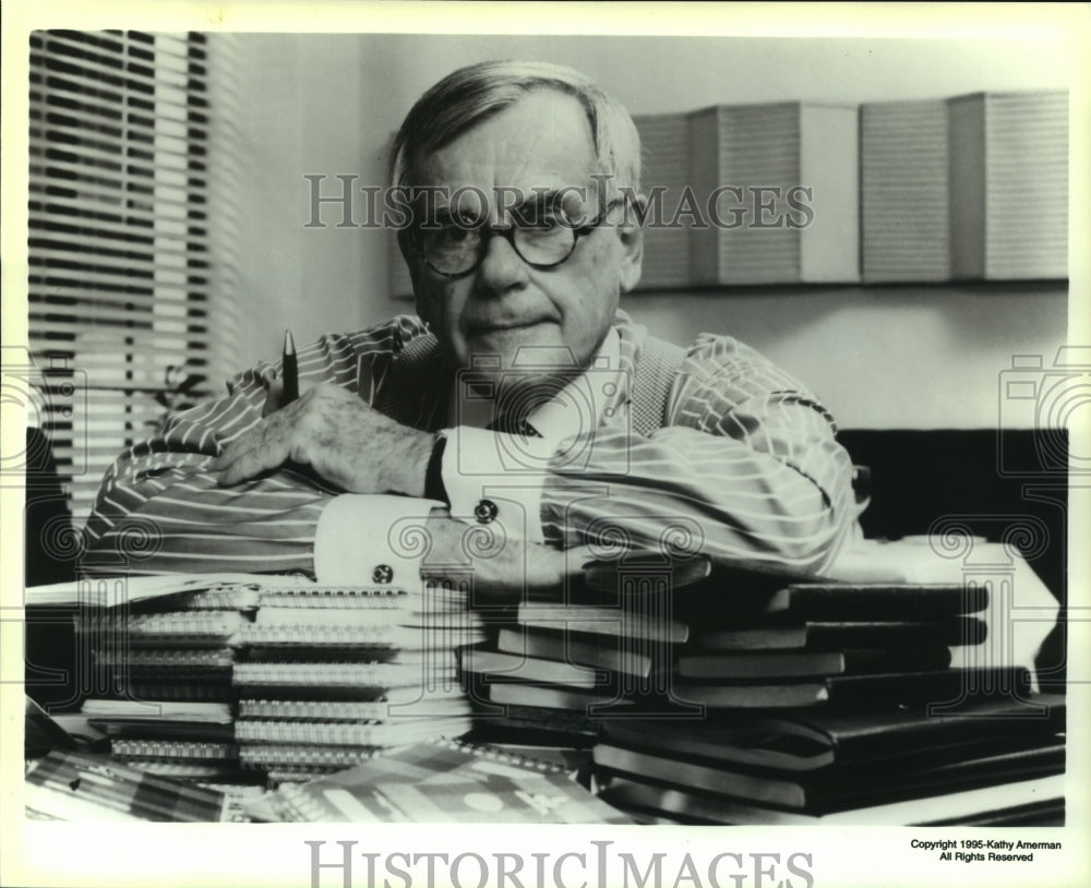 1985 Press Photo Dominick Dunne, author of A Season in Purgatory, on CBS. - Historic Images