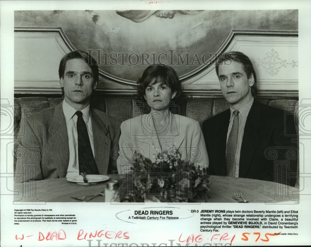 1988 Press Photo Jeremy Irons and Genevieve Bujold in a scene from Dead Ringers. - Historic Images