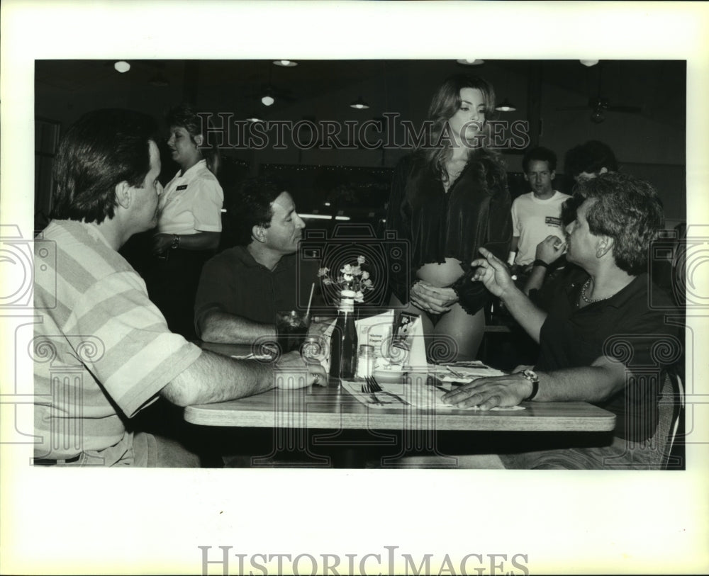 1994 Press Photo Carl Hammers, and Mario Guerrero at Double Rigger restaurant - Historic Images