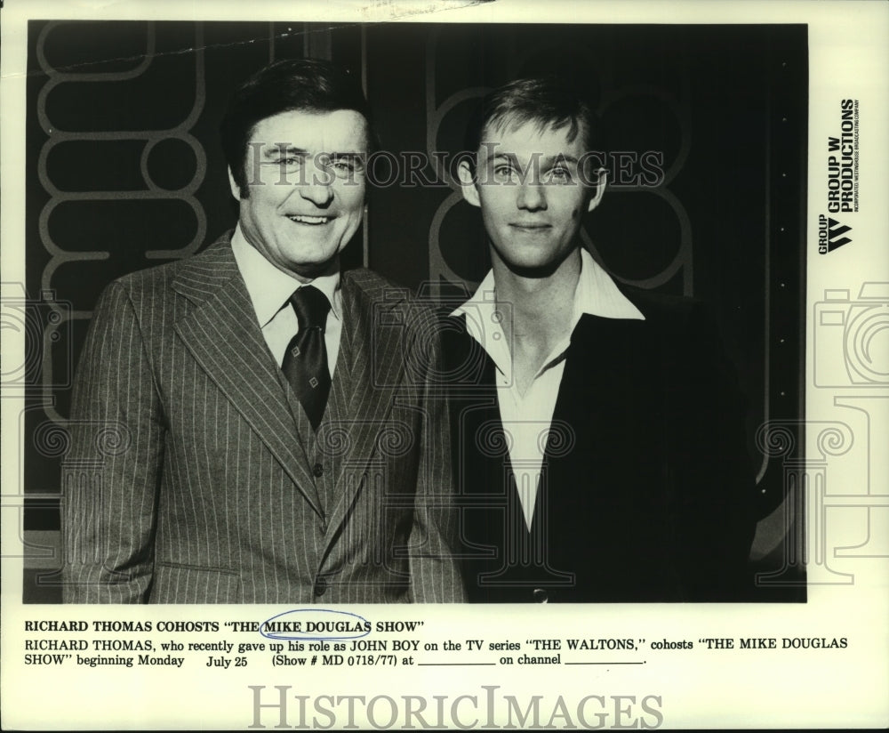 1977 Press Photo Mike Douglas and Richard Thomas in The Mike Douglas Show-Historic Images