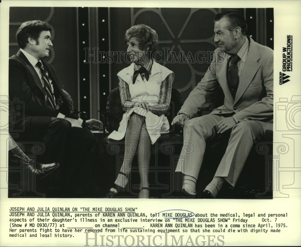 1977 Press Photo Mike Douglas with Joseph and Julia Quinlan in Mike Douglas Show - Historic Images