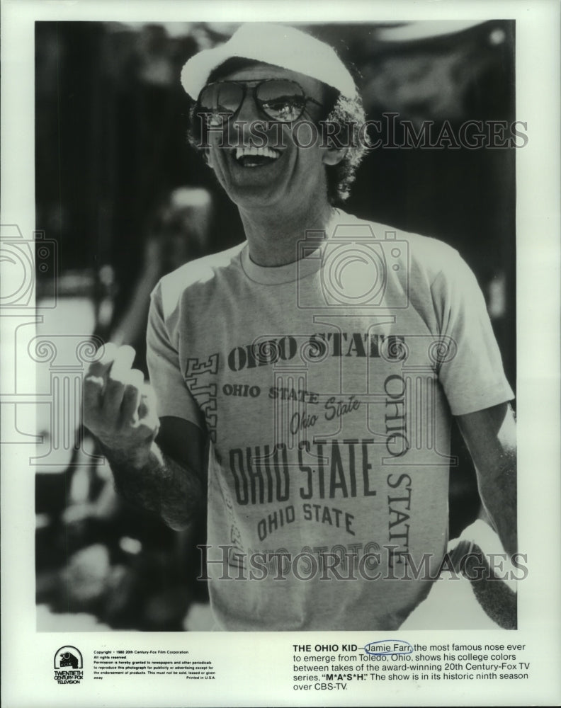 1981 Jamie Farr star of &quot;M*A*S*H&quot; between takes in Ohio State shirt - Historic Images