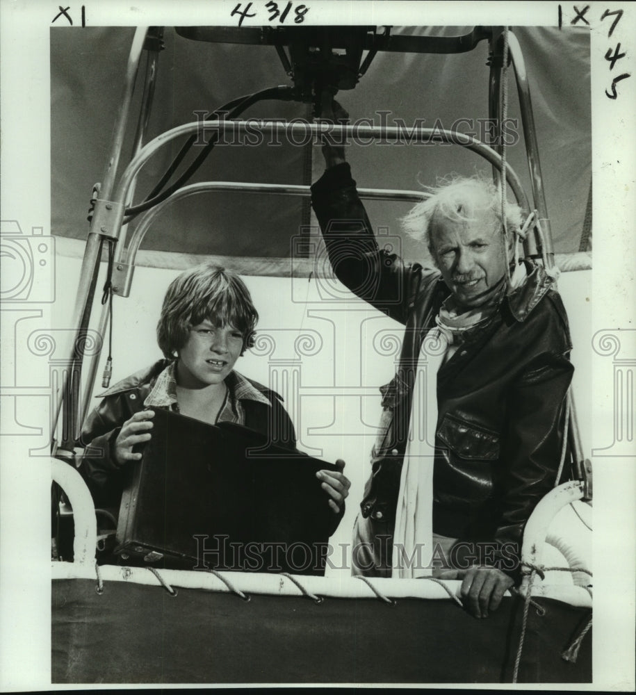 1981 Actors Jack Albertson &amp; Moosie Drier in Movie Scene - Historic Images