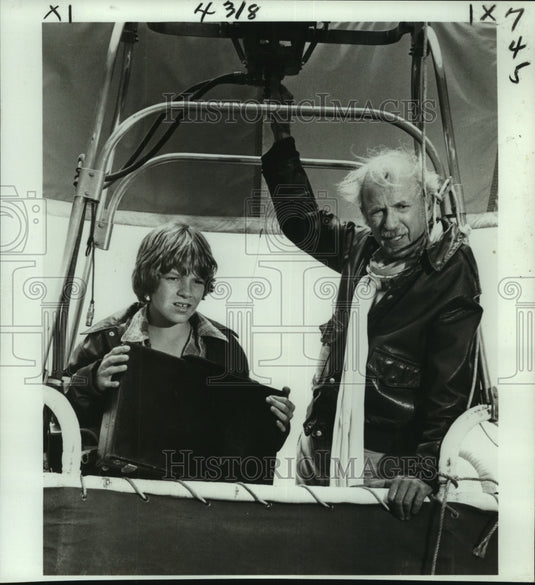 1981 Actors Jack Albertson & Moosie Drier in Movie Scene - Historic Images