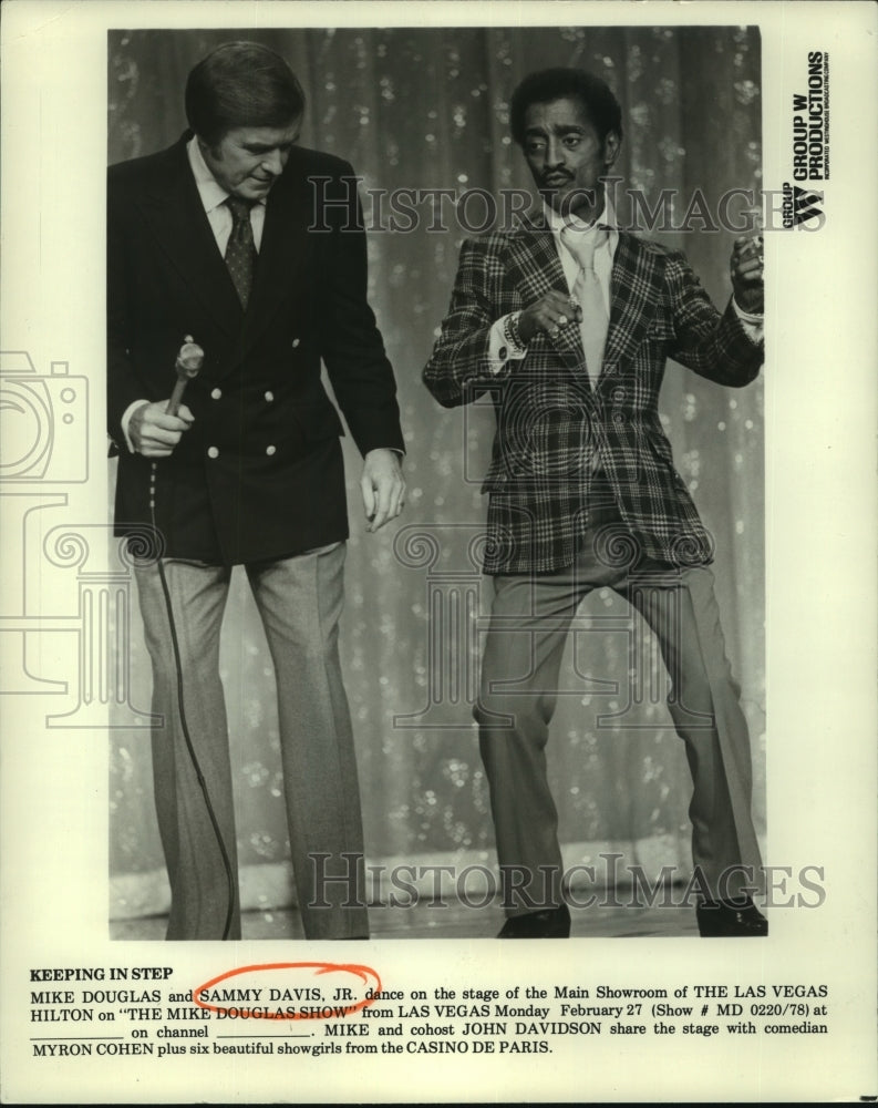 1980 Press Photo Mike Douglas and Sammy Davis, Jr. dancing on the stage-Historic Images