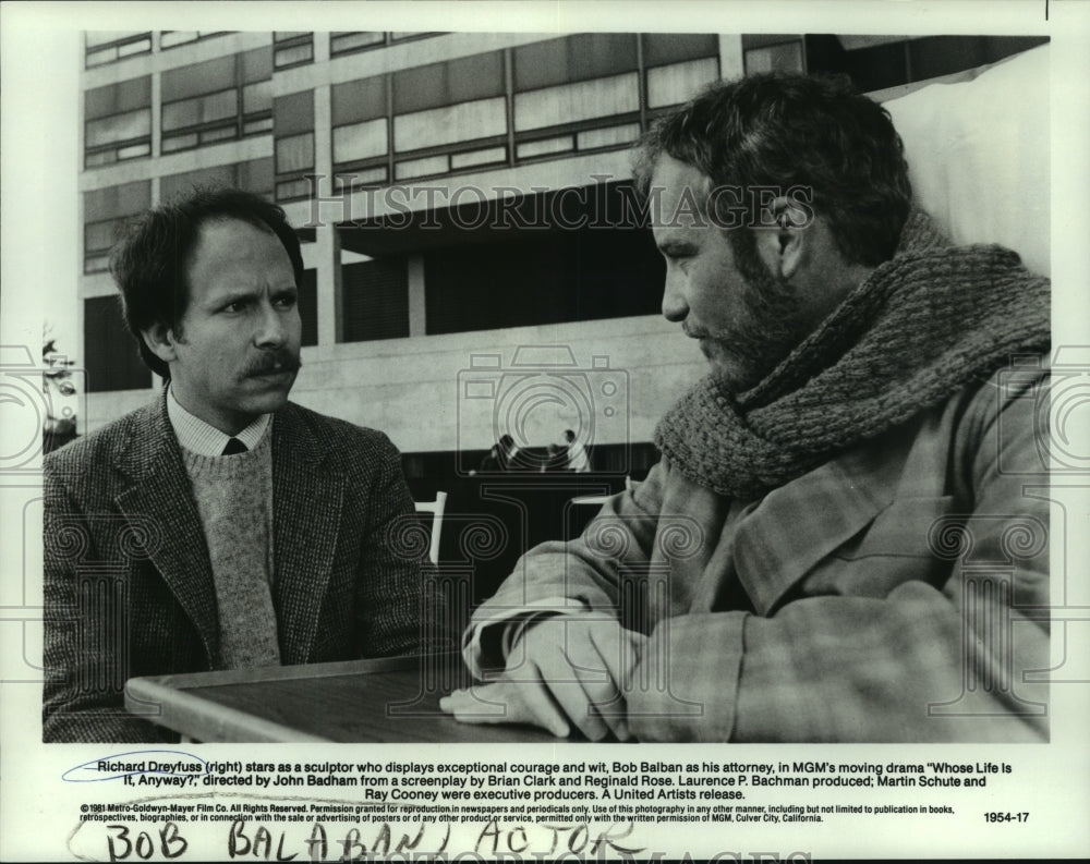 1982 Actors Richard Dreyfuss and Bob Balban In a Movie - Historic Images