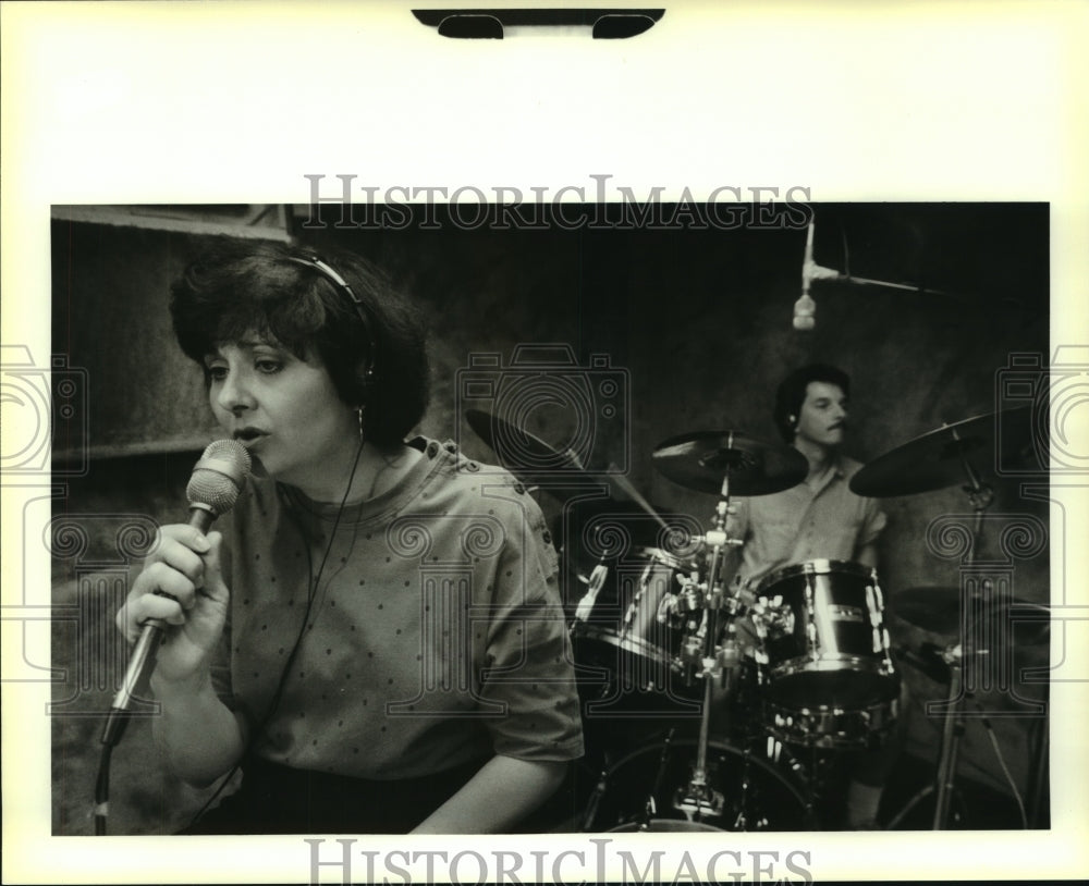 1991 Press Photo Singer Judy England and Drummer J.J. Juliano Play In a Studio - Historic Images