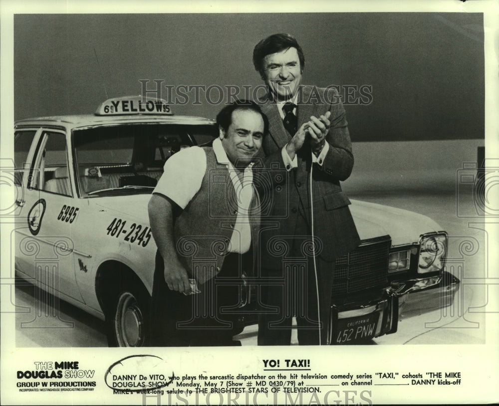 1979 Actor Danny De Vito Co-Hosts &quot;The Mike Douglas Show&quot; - Historic Images