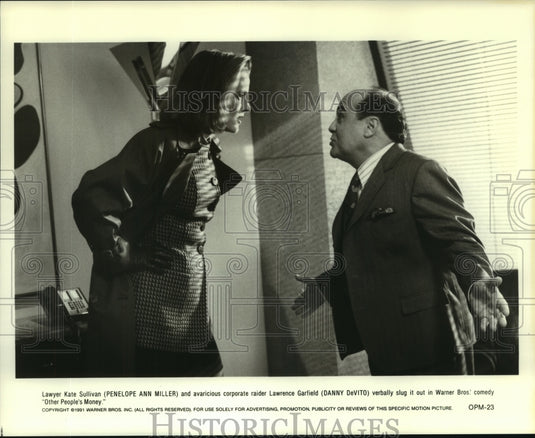 1991 Press Photo Danny DeVito & Penelope Ann Miller, "Other People's Money" - Historic Images