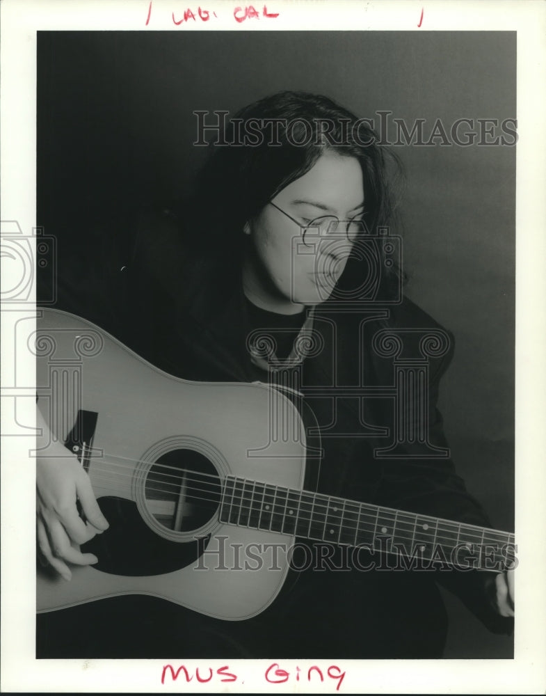 1994 Press Photo Gina Forsyth, musician, with her guitar - nop24765 - Historic Images