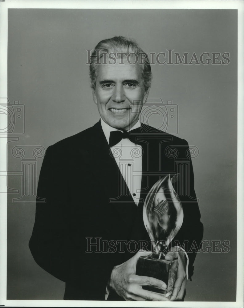 1985 Press Photo John Forsythe, &quot;The Eleventh Annual People&#39;s Choice Awards&quot; - Historic Images