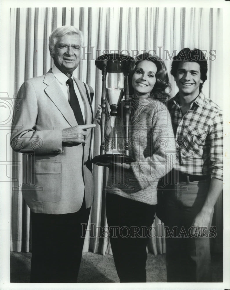 1979 Buddy Ebsen and cast of "Barnaby Jones" with huge hour glass - Historic Images