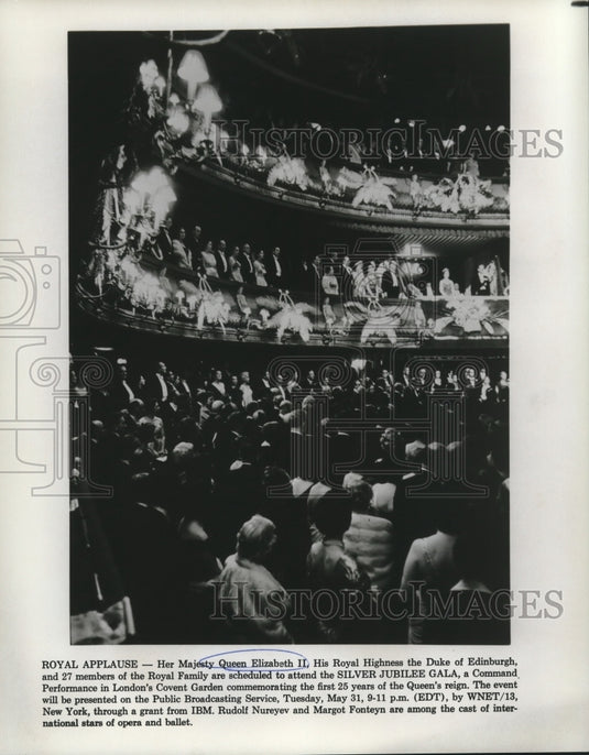 1977 Press Photo Crowd at London's Covent Garden applaud, "Sliver Jubilee Gala"-Historic Images