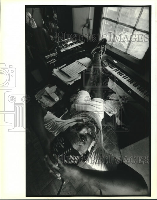 1995 Press Photo Willie Metcalf kicks back in his apartment - nop25292 - Historic Images