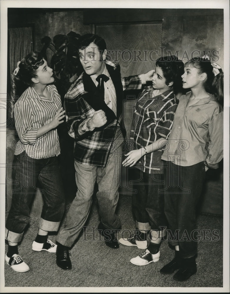 1958 Comedian Joey Forman and girls, &quot;The People&#39;s Choice&quot; - Historic Images