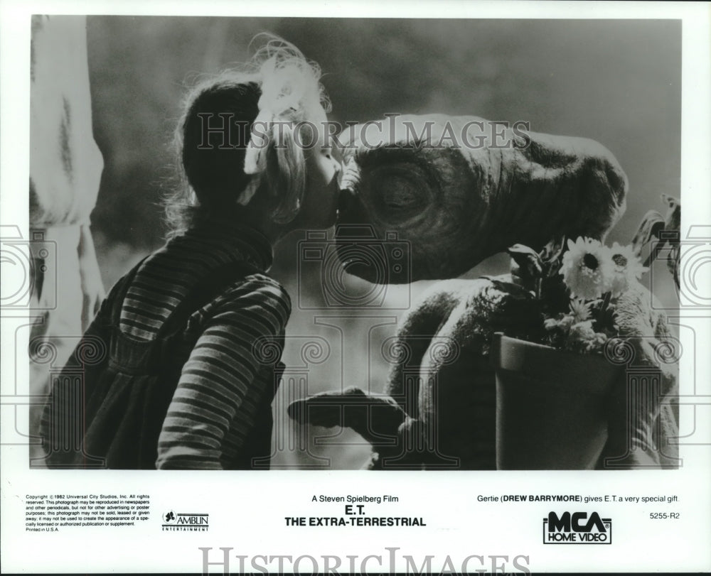 1982 Press Photo Drew Barrymore gives E.T. a gift, "E.T. Extra-Terrestrial"- Historic Images