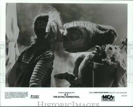 1982 Press Photo Drew Barrymore gives E.T. a gift, "E.T. Extra-Terrestrial"- Historic Images