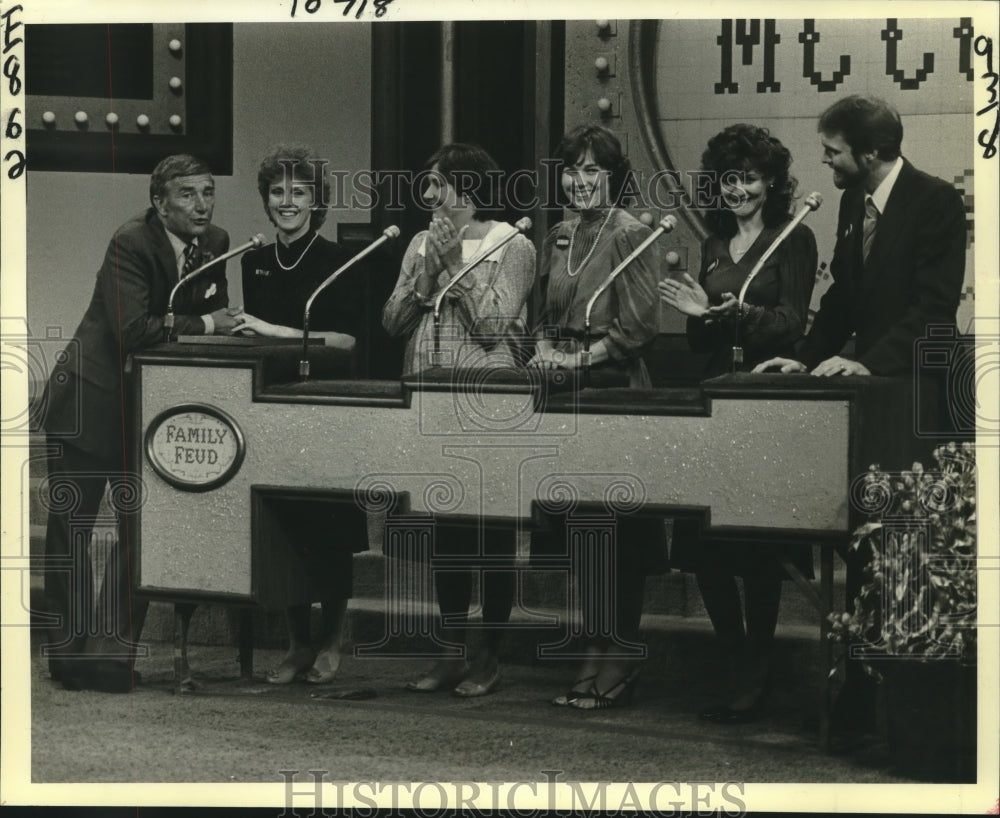 1983 Press Photo Richard Dawson with Beverly McCulla and family, &quot;Family Feud&quot;- Historic Images