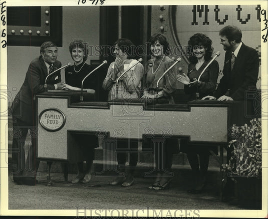 1983 Press Photo Richard Dawson with Beverly McCulla and family, "Family Feud"- Historic Images