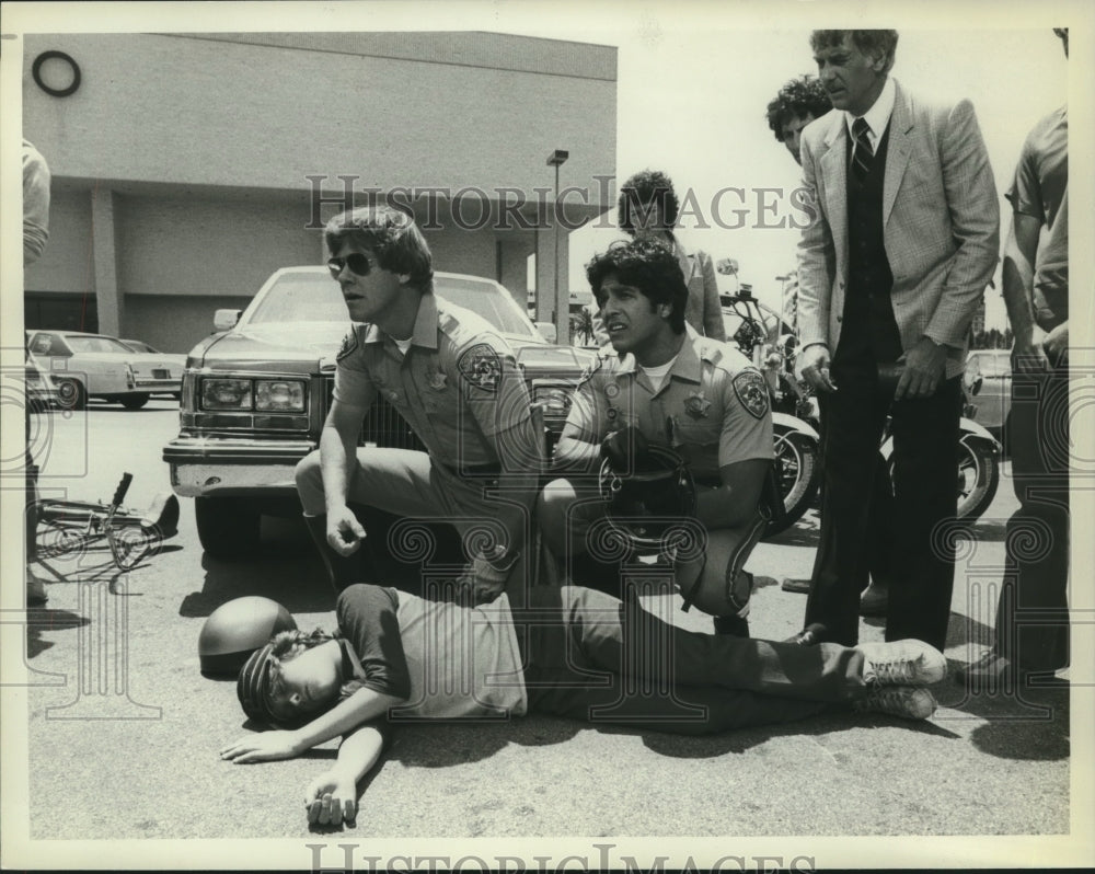 1982 Press Photo Erik Estrada and co-stars &quot;The Vagabonds&quot; episode, &quot;CHiPs&quot;- Historic Images