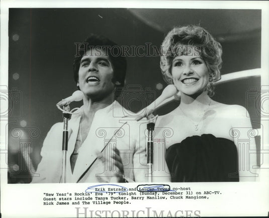 1979 Press Photo Erik Estrada & Lauren Tewes host "New Year's Rockin' Eve '79"- Historic Images