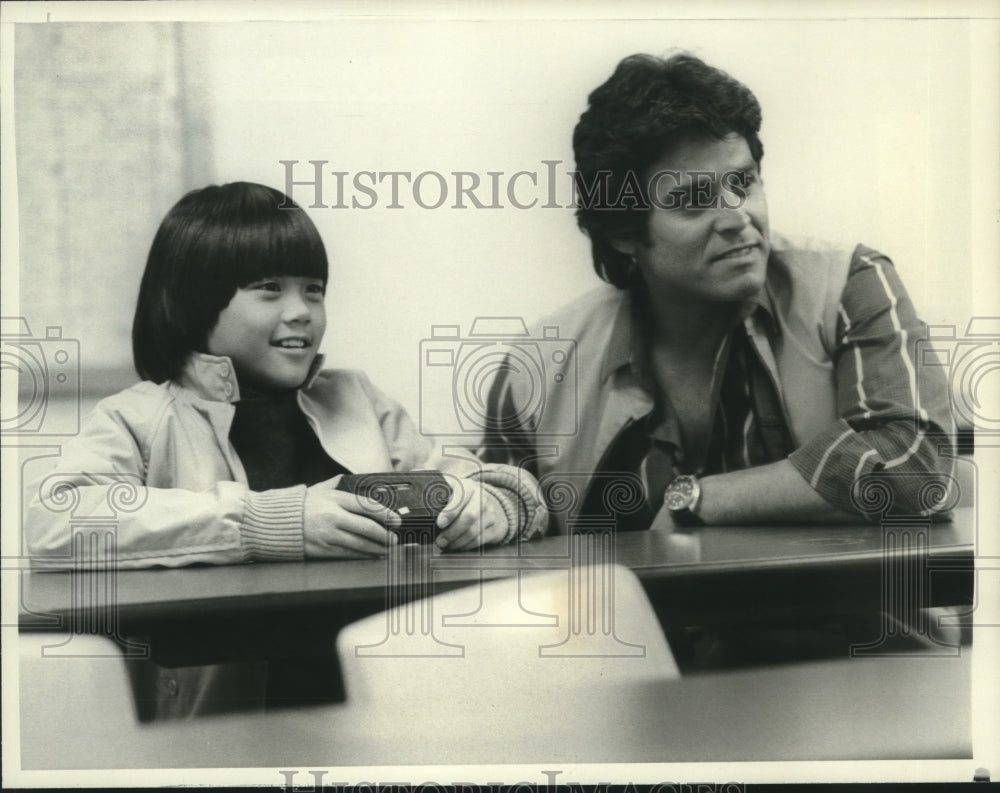 1983 Press Photo Hurt Soo Hoo and Erik Estrada, "CBS Field Trip" - nop25592- Historic Images