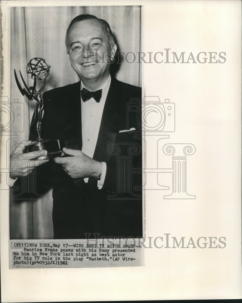 1961 Actor Maurice Evans with Emmy Award for Best TV Actor - Historic Images