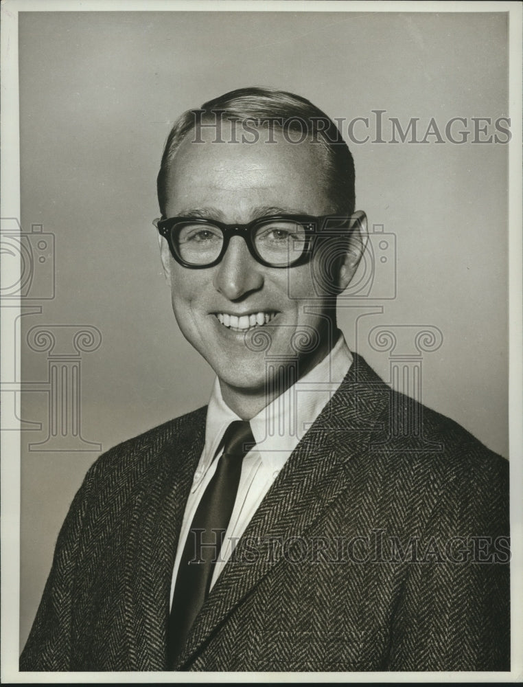 1962 G.E. College Bowl Host Robert Earle - Historic Images