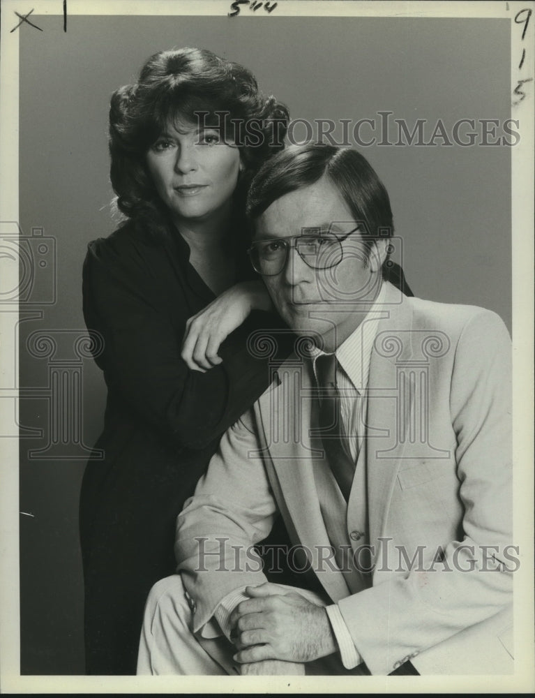 1982 Press Photo &quot;NBC News Overnight&quot; Co-Anchors Linda Ellerbee and Lloyd Dobyns - Historic Images