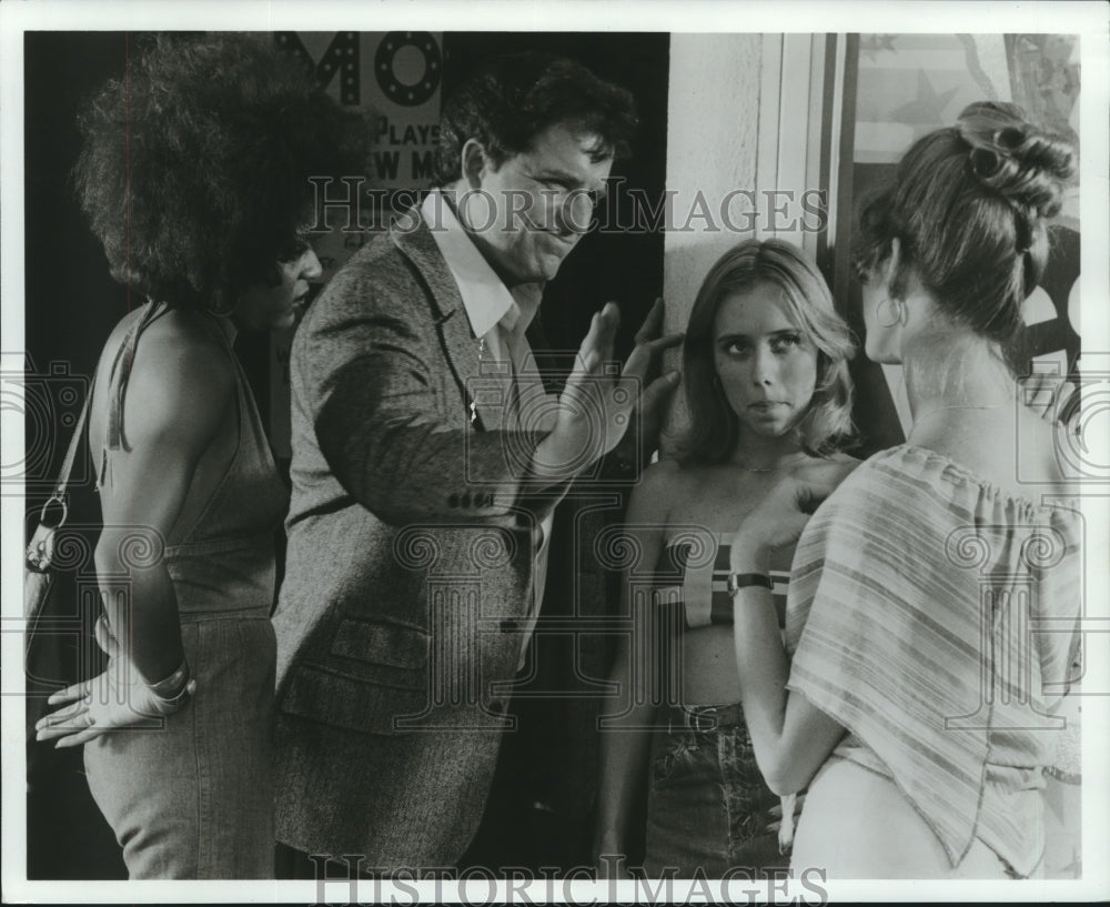 1977 Press Photo Actor speaking to group of three actresses - nop27004 - Historic Images