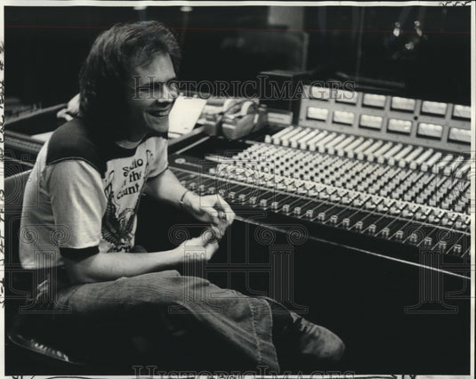 1975 Press Photo Music Producer Bill Evans with soundboard in studio - nop27080-Historic Images