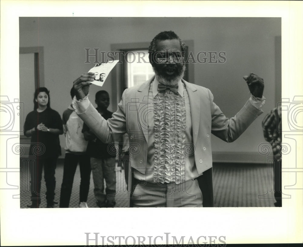 1995 Professor Harold Evans conducts Quiz Bowl at U.S. Mint Office - Historic Images