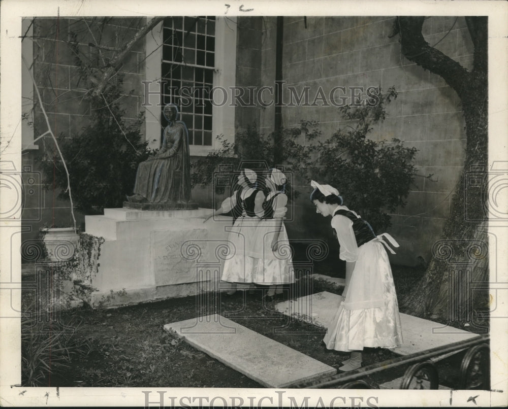 1955 Press Photo Tomb Of Emmeline Labiche at St. Martinville graveyard-Historic Images