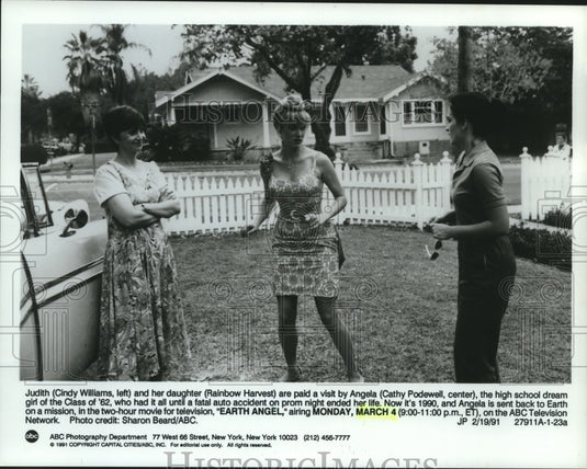 1991 Press Photo Cindy Williams and Cathy Podewell in "Earth Angel" - nop27307-Historic Images