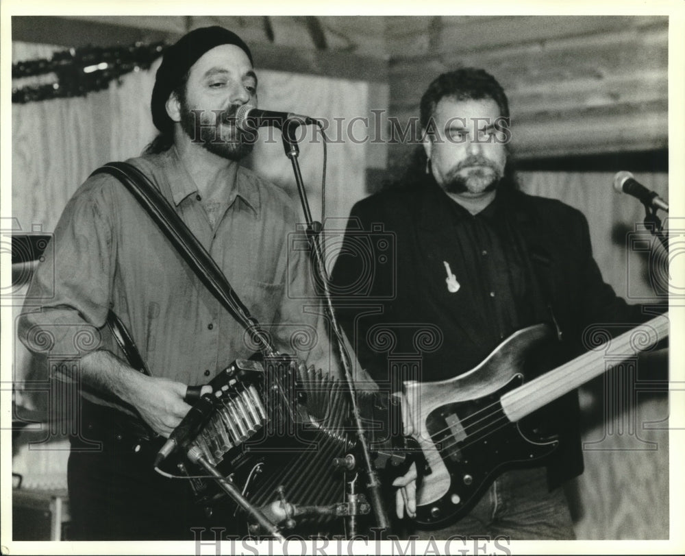 1993 Press Photo File performs at Thibodeaux&#39;s in Mandeville - nop27339 - Historic Images