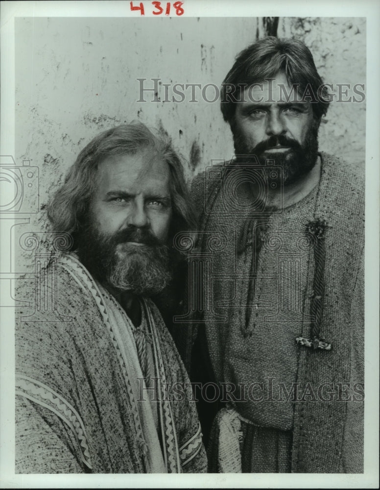 1984 Press Photo Robert Foxworth and Anthony Hopkins in &quot;Peter and Paul&quot; - Historic Images