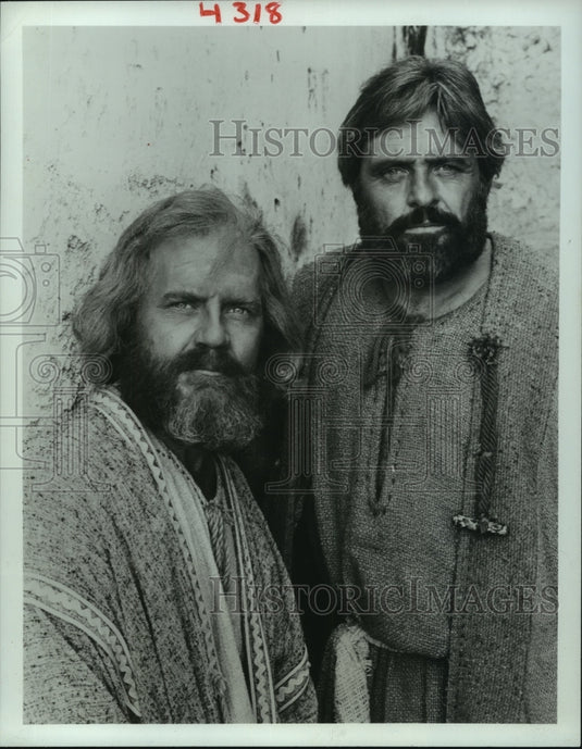 1984 Press Photo Robert Foxworth and Anthony Hopkins in "Peter and Paul" - Historic Images