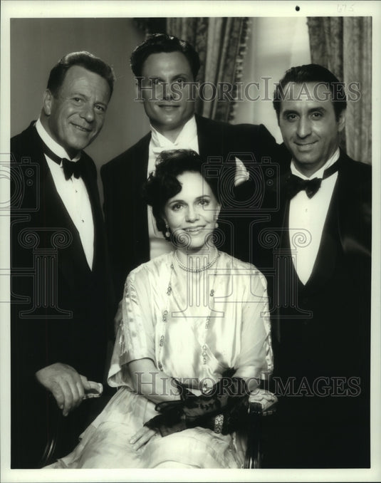 1995 Press Photo Sally Field lead the cast of "A Woman Of Independent Means" - Historic Images