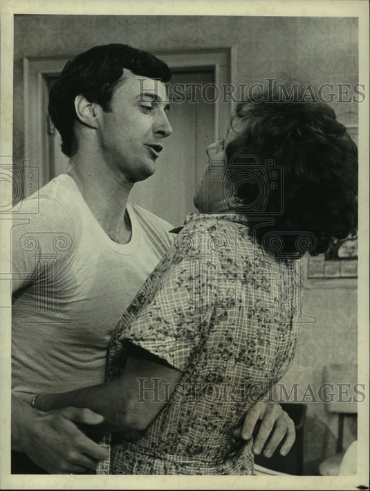 1977 Press Photo David Dukes & Jean Stapleton in "All In The Family" on CBS-Historic Images