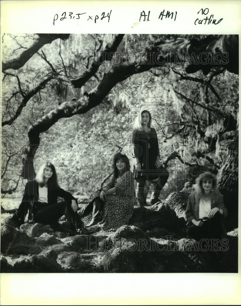 1993 Press Photo Vocal group &quot;Evangeline&quot; under the oaks in Audubon Park - Historic Images