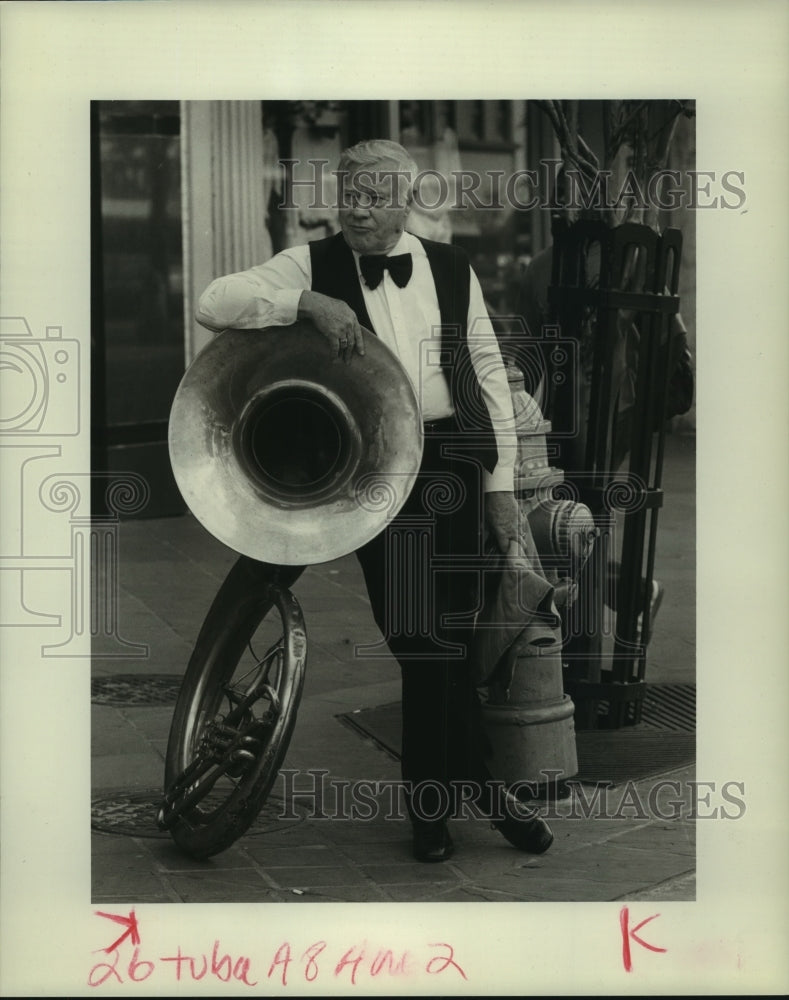 1988 Warren Felts with Sousaphone waiting for fellow musician - Historic Images