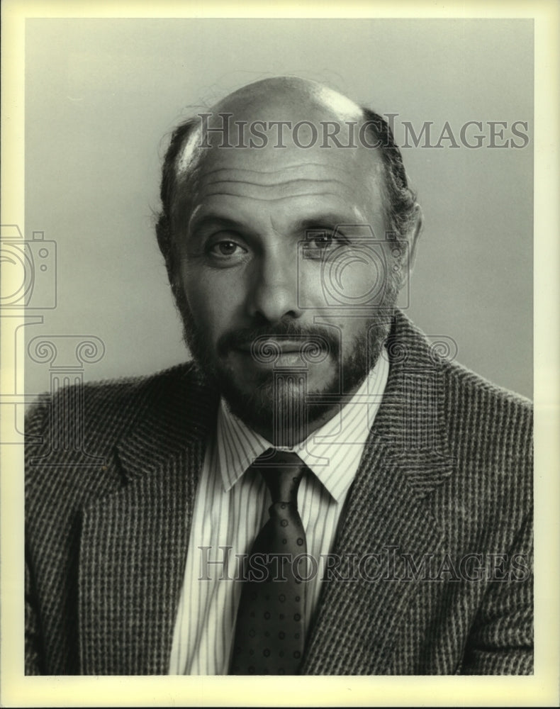 1986 Hector Elizondo as Jesse Steinberg on "Foley Square" - Historic Images