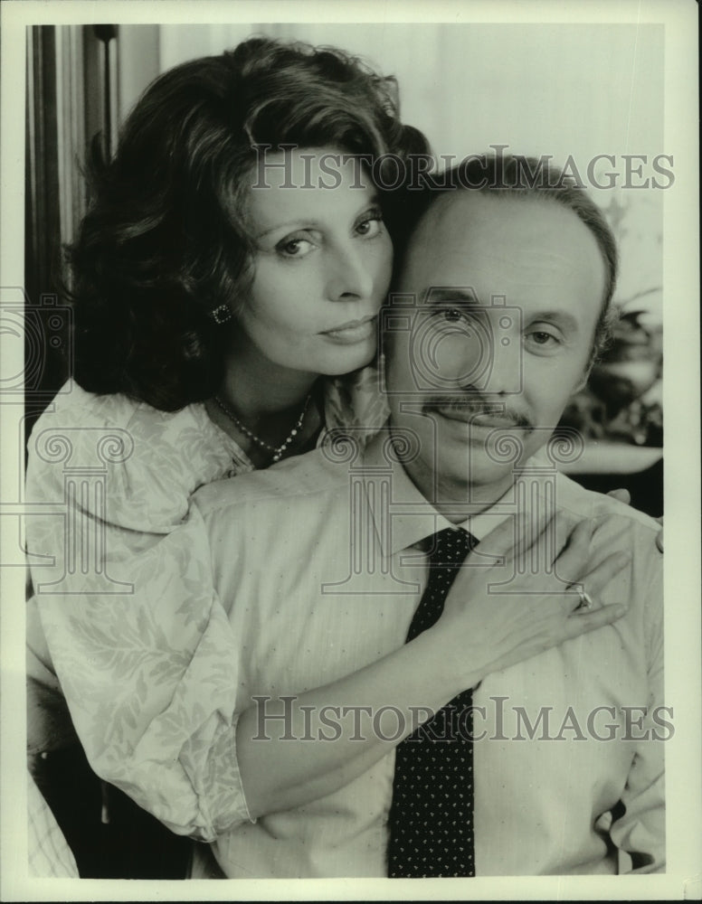 1986 Press Photo Sophia Loren and Hector Elizondo in "Courage." - nop27780 - Historic Images