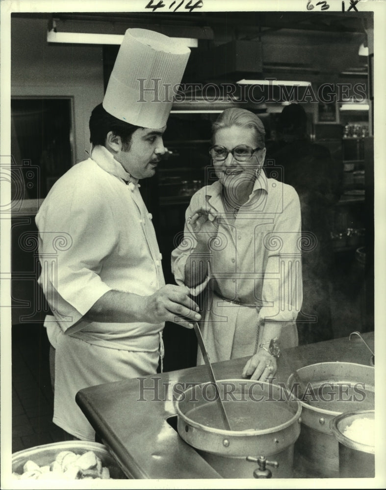 1978 Press Photo Actress Joan Fontaine, an expert cook with Chef Gerard Vasquez - Historic Images