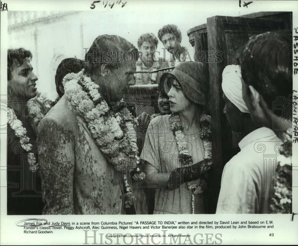 1985 Press Photo James Fox and Judy Davis in a scene from &quot;A Passage to India&quot; - Historic Images