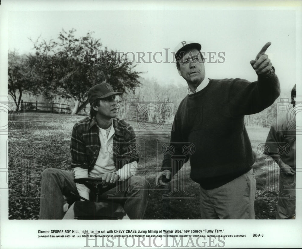 1988 Press Photo Director George Roy Hill and Actor Chevy Chase during filming - Historic Images